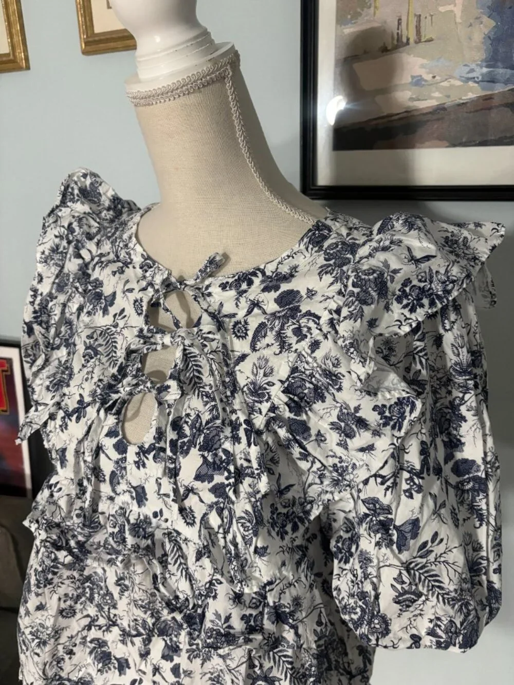 Tuckernuck Nadia Blouse size M medium floral ruffle top navy blue white Hyacinth